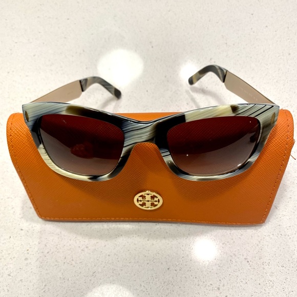 Tory Burch Accessories - Like New Tory Burch Gold + Tortoise Sunglasses 🧡